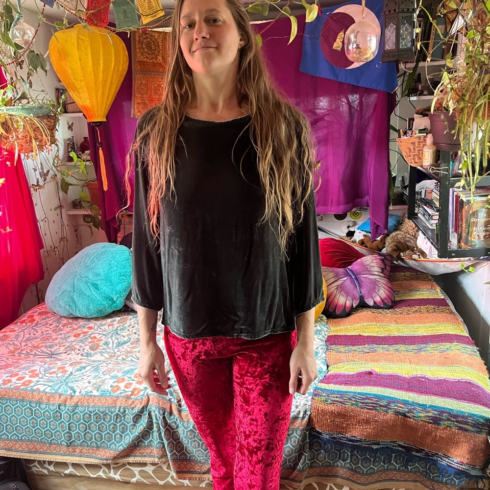 Cute velvet top brand:cut loose